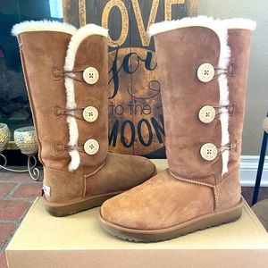 UGG - Bailey Button Triplet II in Chestnut